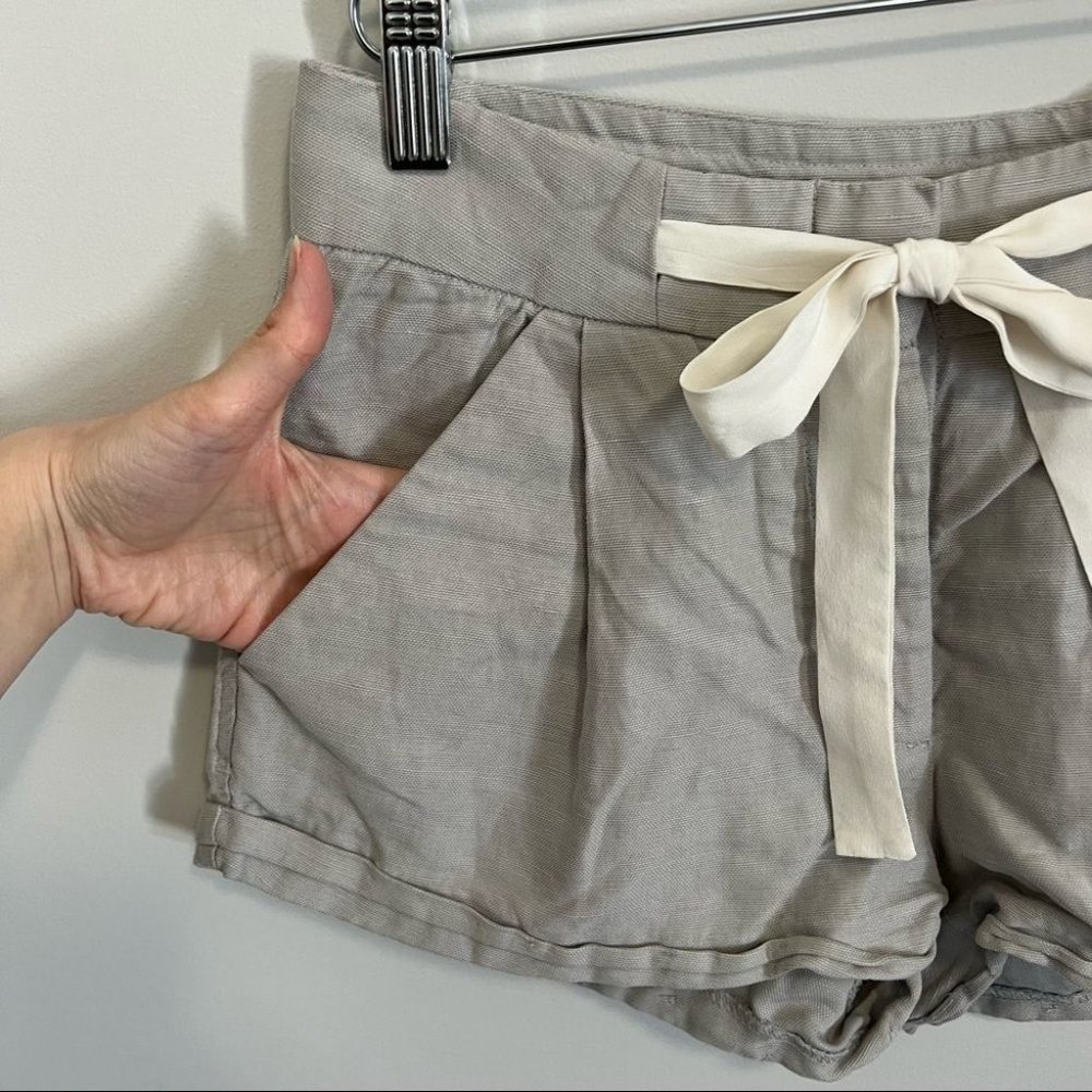 Aritzia Wilfred Allegra Short Light Grey Linen Shorts - Picture 6 of 15